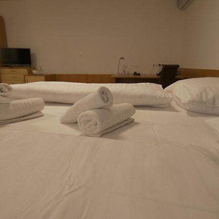 Hotel Novy Kastiel - Self Check-In Topoľčany Kültér fotó