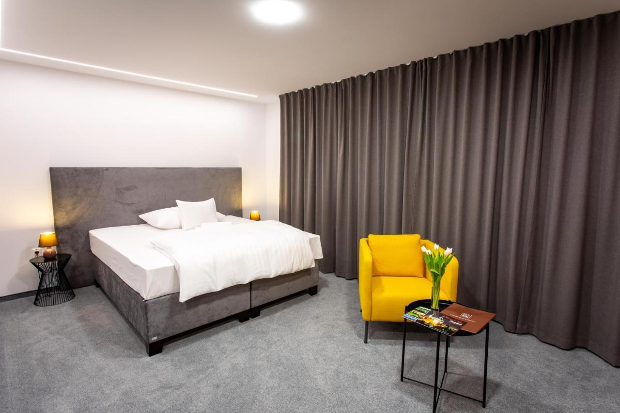 Hotel Novy Kastiel - Self Check-In Topoľčany Kültér fotó