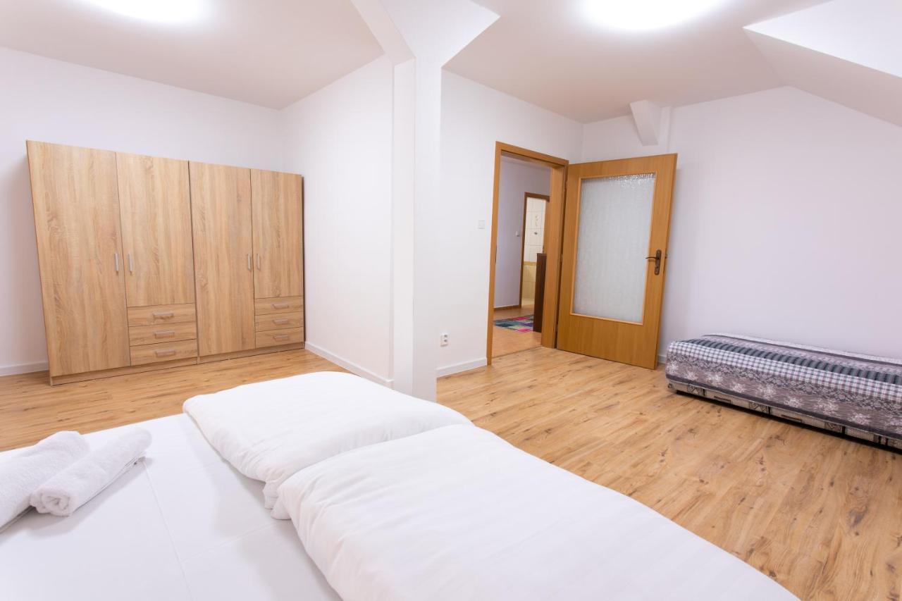 Hotel Novy Kastiel - Self Check-In Topoľčany Kültér fotó