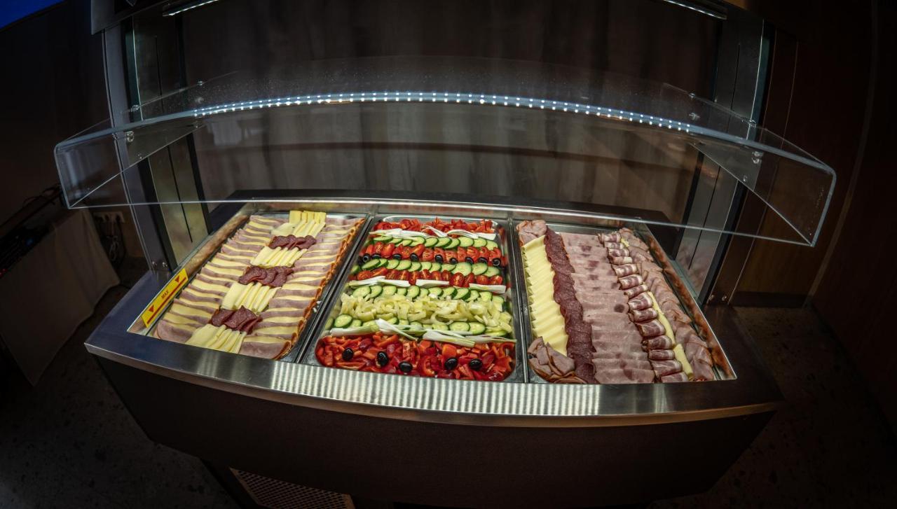 Hotel Novy Kastiel - Self Check-In Topoľčany Kültér fotó