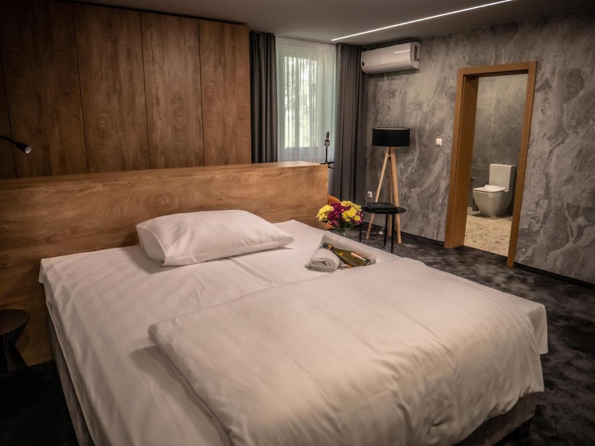 Hotel Novy Kastiel - Self Check-In Topoľčany Kültér fotó