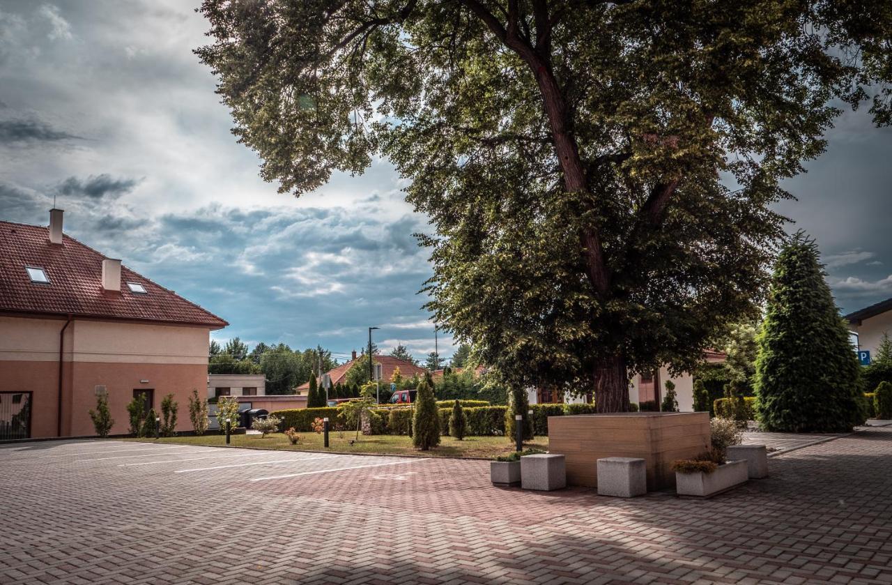 Hotel Novy Kastiel - Self Check-In Topoľčany Kültér fotó