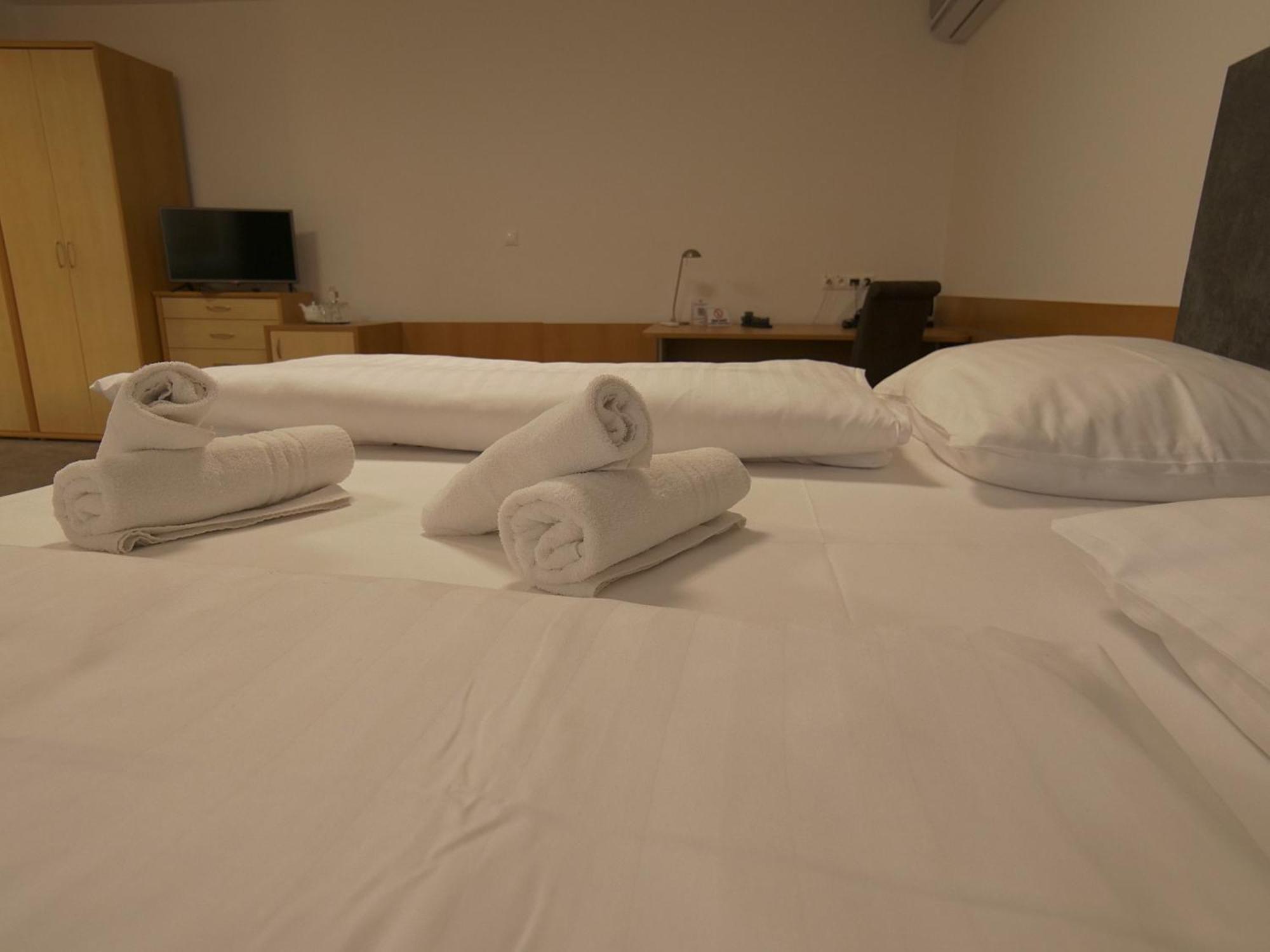 Hotel Novy Kastiel - Self Check-In Topoľčany Kültér fotó