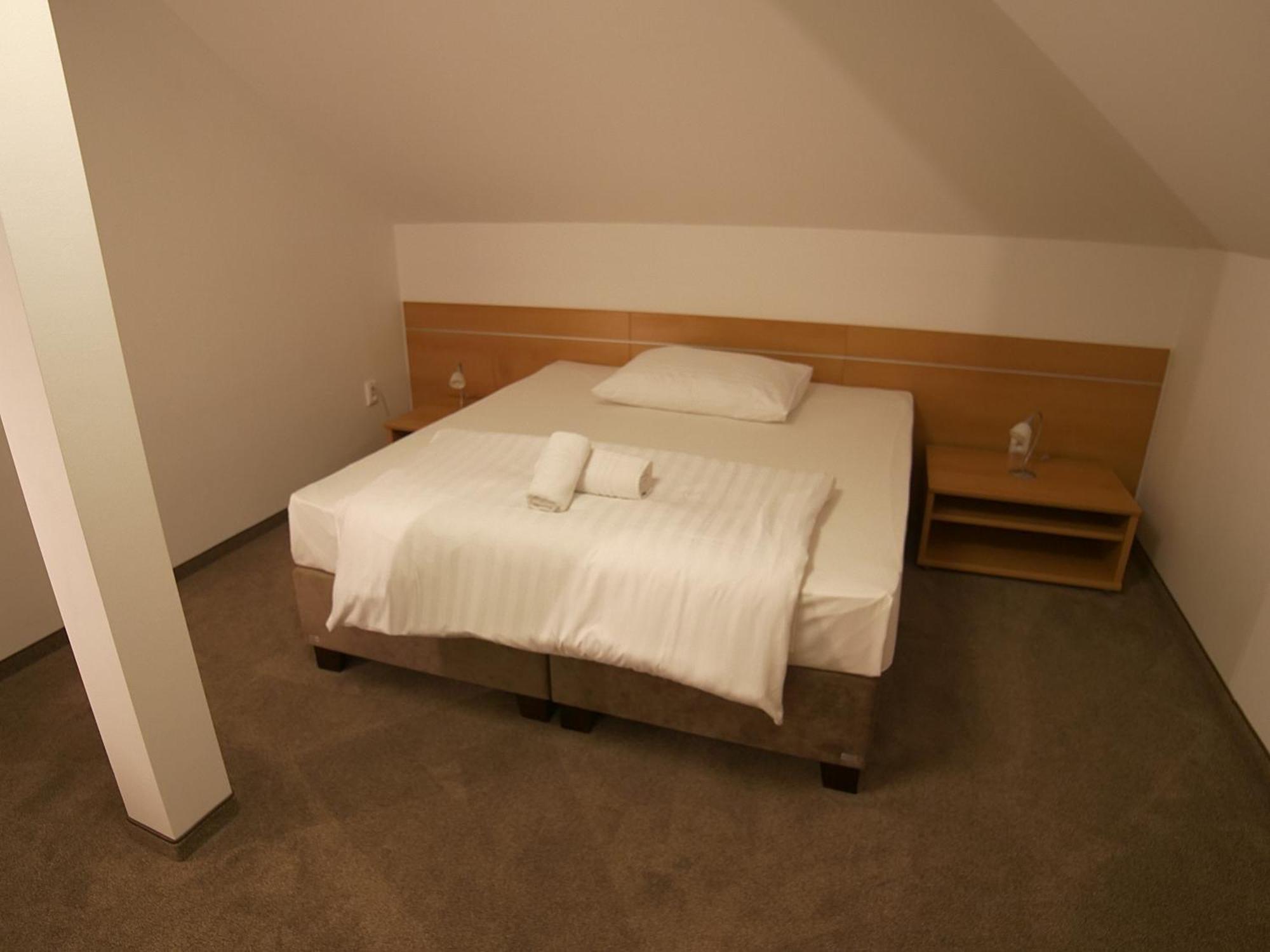 Hotel Novy Kastiel - Self Check-In Topoľčany Kültér fotó