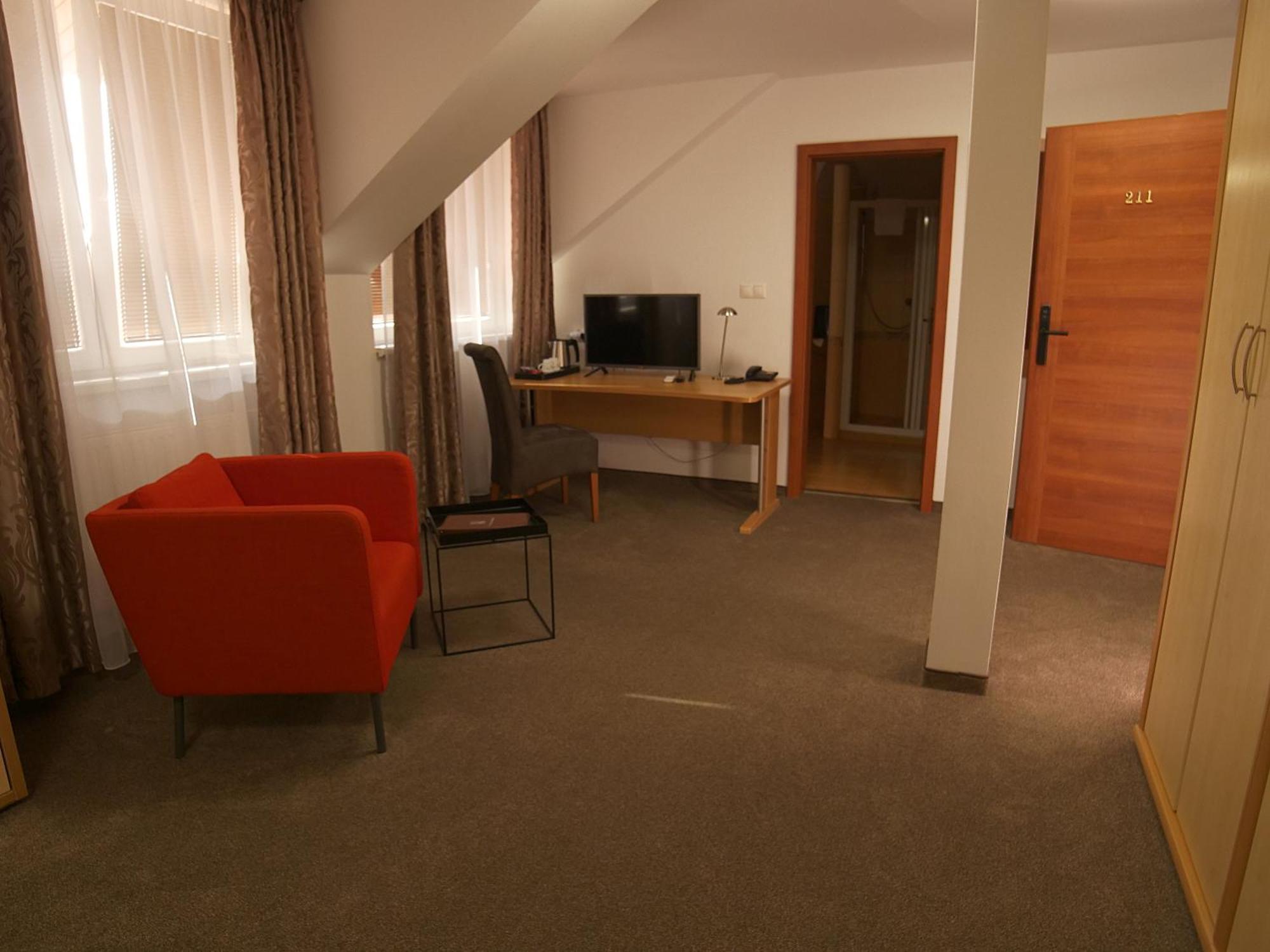 Hotel Novy Kastiel - Self Check-In Topoľčany Kültér fotó