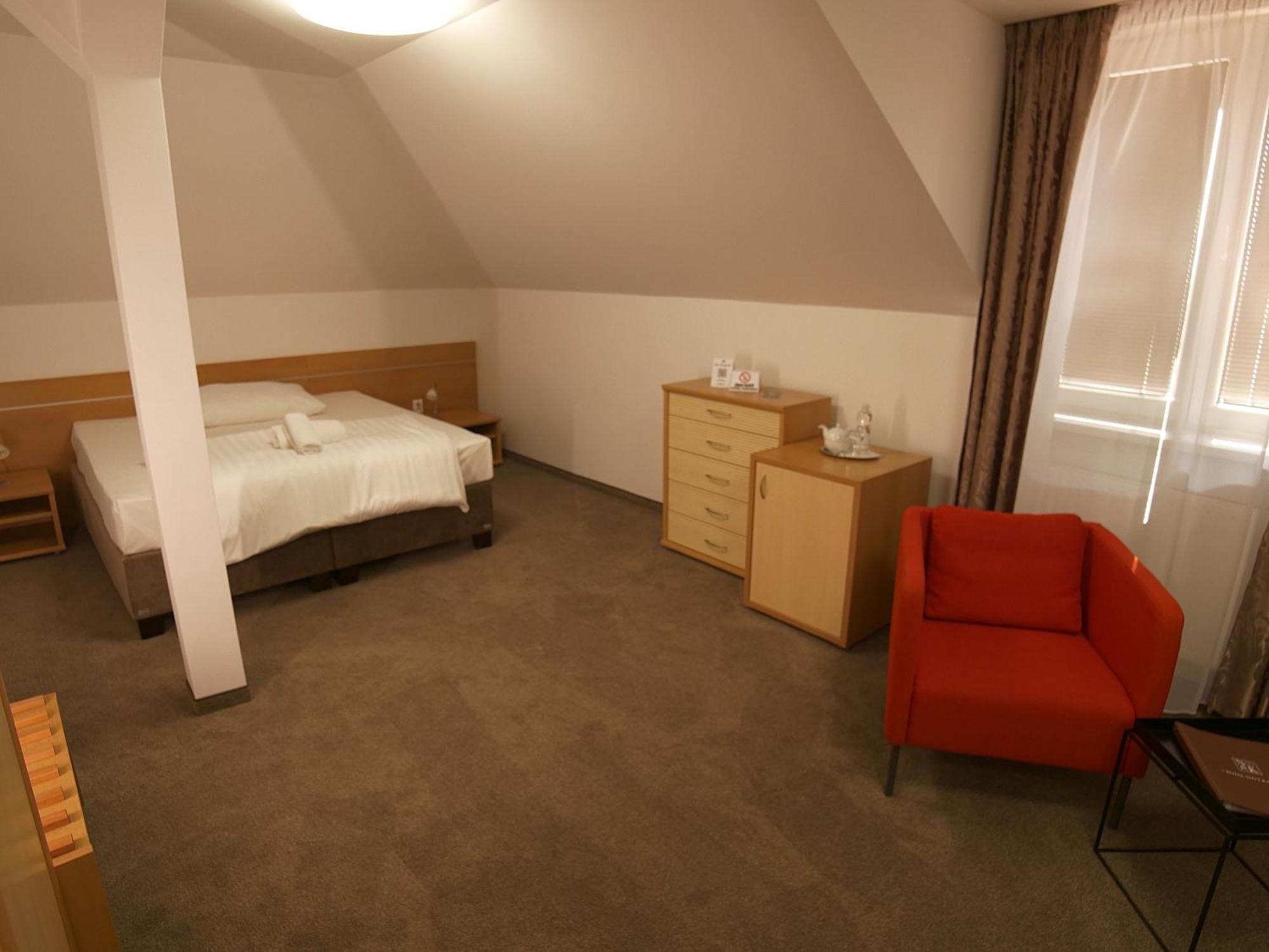 Hotel Novy Kastiel - Self Check-In Topoľčany Kültér fotó